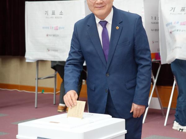 [사진] 문승우 의장, 6.3지방선거 사전투표 참여 독려 1