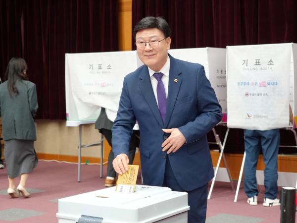 [사진] 문승우 의장, 6.3지방선거 사전투표 참여 독려 2