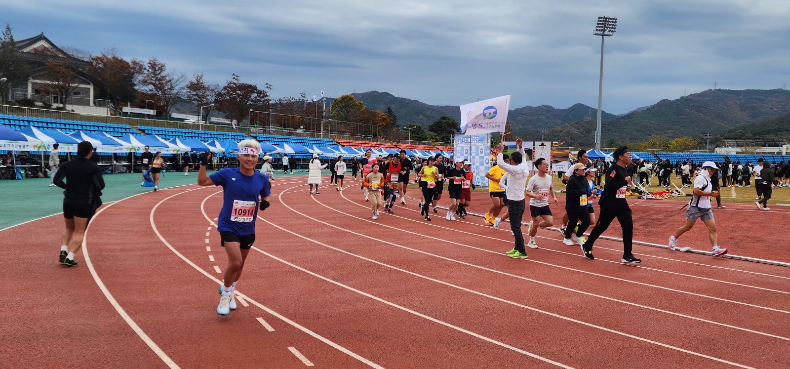 염영선 도의원, 김건희 특검 하라 머리띠 두르고 마라톤 완주 첨부이미지 : 사진 - 염영선 도의원, 김건희 특검 하라 머리띠 두르고 마라톤 완주(1).jpeg