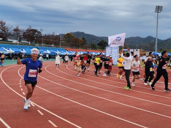 염영선 도의원, 김건희 특검 하라 머리띠 두르고 마라톤 완주 첨부이미지 : 사진 - 염영선 도의원, 김건희 특검 하라 머리띠 두르고 마라톤 완주(1).jpeg