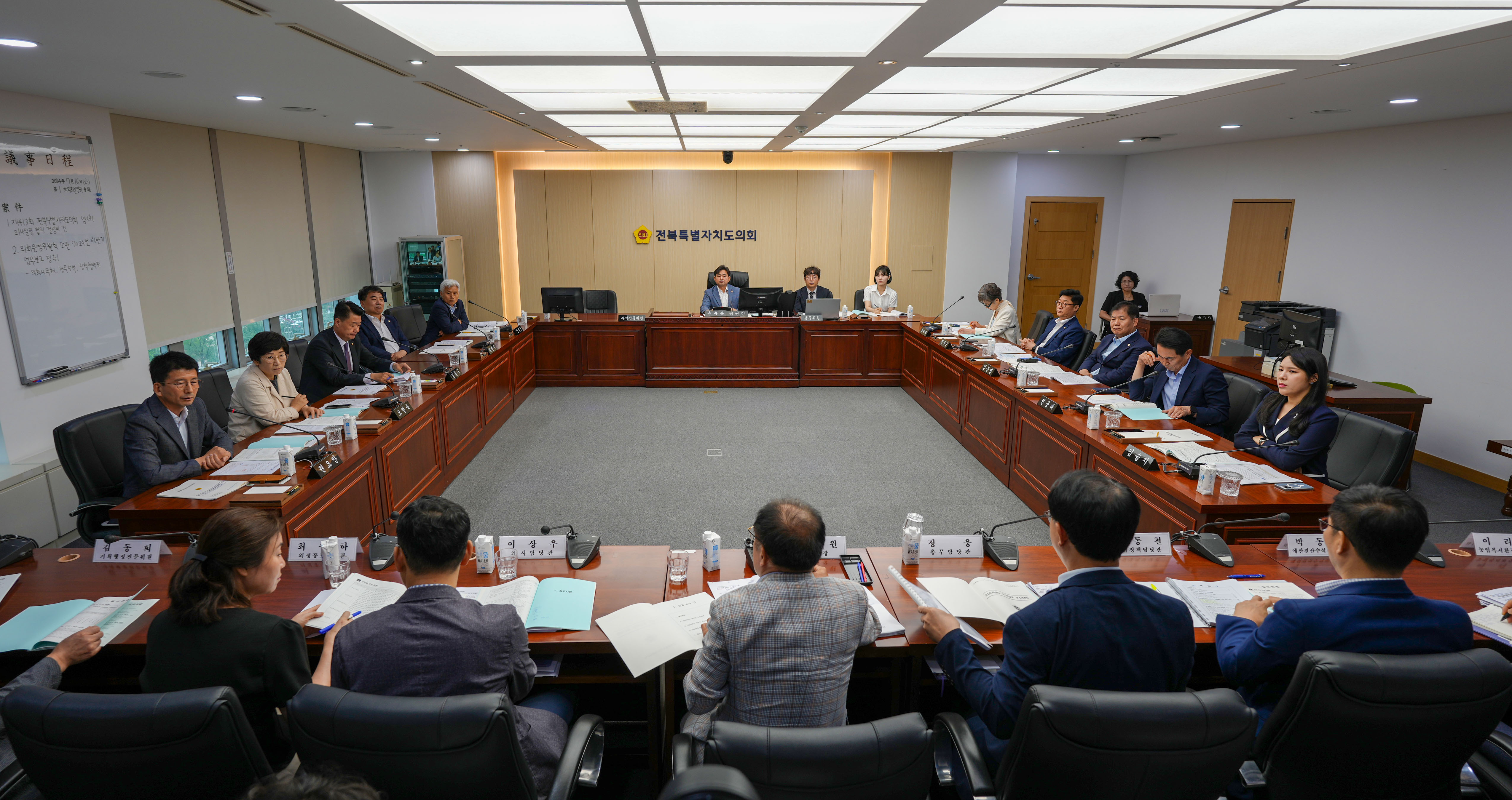 도의회 운영위원회, 의회사무처 등 업무보고 받아 첨부이미지 : 사진-도의회 운영위 업무보고.jpg