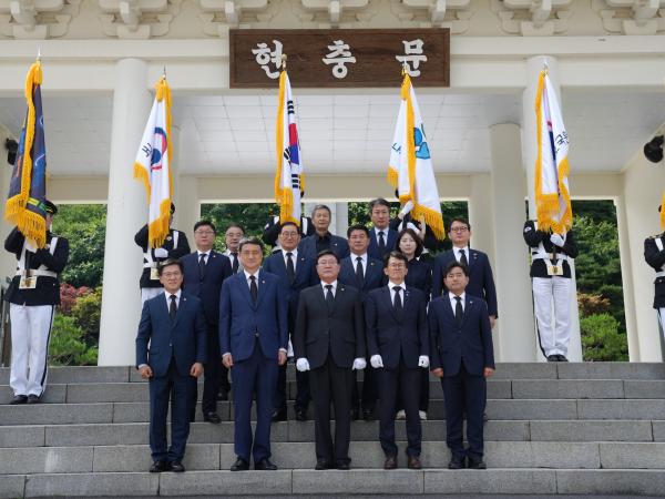 제12대 도의회 후반기 의장단 호국원 참배로 의정활동 시작 첨부이미지 : 사진-제12대 도의회 후반기 의장단 호국원 참배로 의정활동 시작.jpg