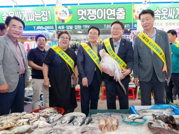  도의회,추석맞이 전통시장 장보기 및 복지시설 위문 첨부이미지 : 사진-도의회,추석맞이전통시장 장보기1.jpg