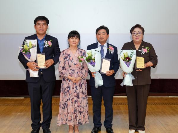  박정희·윤수봉 도의원, 지역아동센터 종사자 대회에서 감사패 수상 첨부이미지 : 사진-박정희 윤수봉 도의원,지역아동센터 감사패수상.jpeg