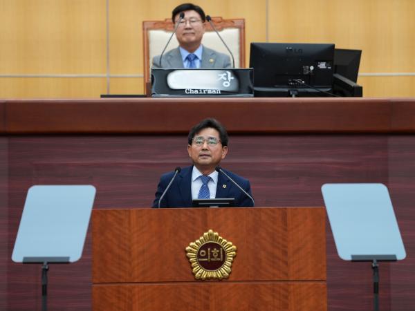 윤수봉 도의원,도교육청 코로나19 재확산 대비 미흡해 학생 건강 위협(5분발언) 첨부이미지 : 윤수봉.jpg