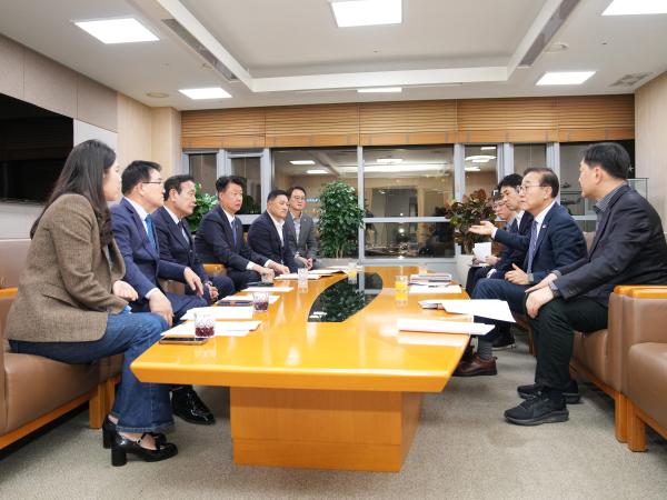 전북특별자치도의회, 김윤덕 국토부장관에게 서해안철도, 제5차 국가철도망계획 신규사업 반영 요청 2