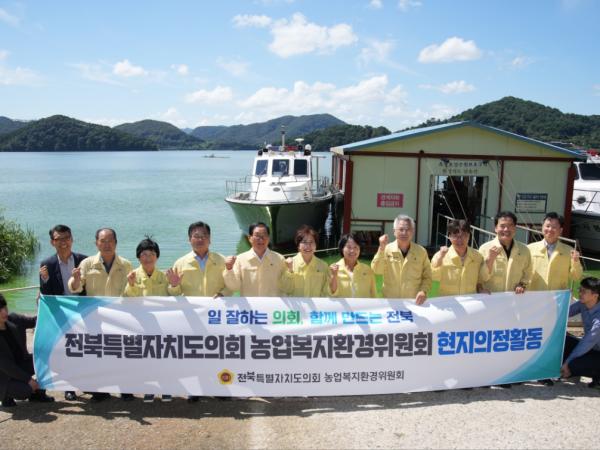 도의회 농업복지환경위원회, 옥정호 녹조 현장·보건환경연구원 찾아… 환경안전 실태 점검 4