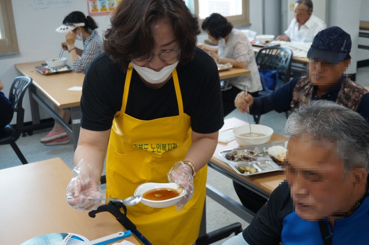 최영심 의원, 어르신 위한 삼계탕 나눔 봉사활동 참여 3