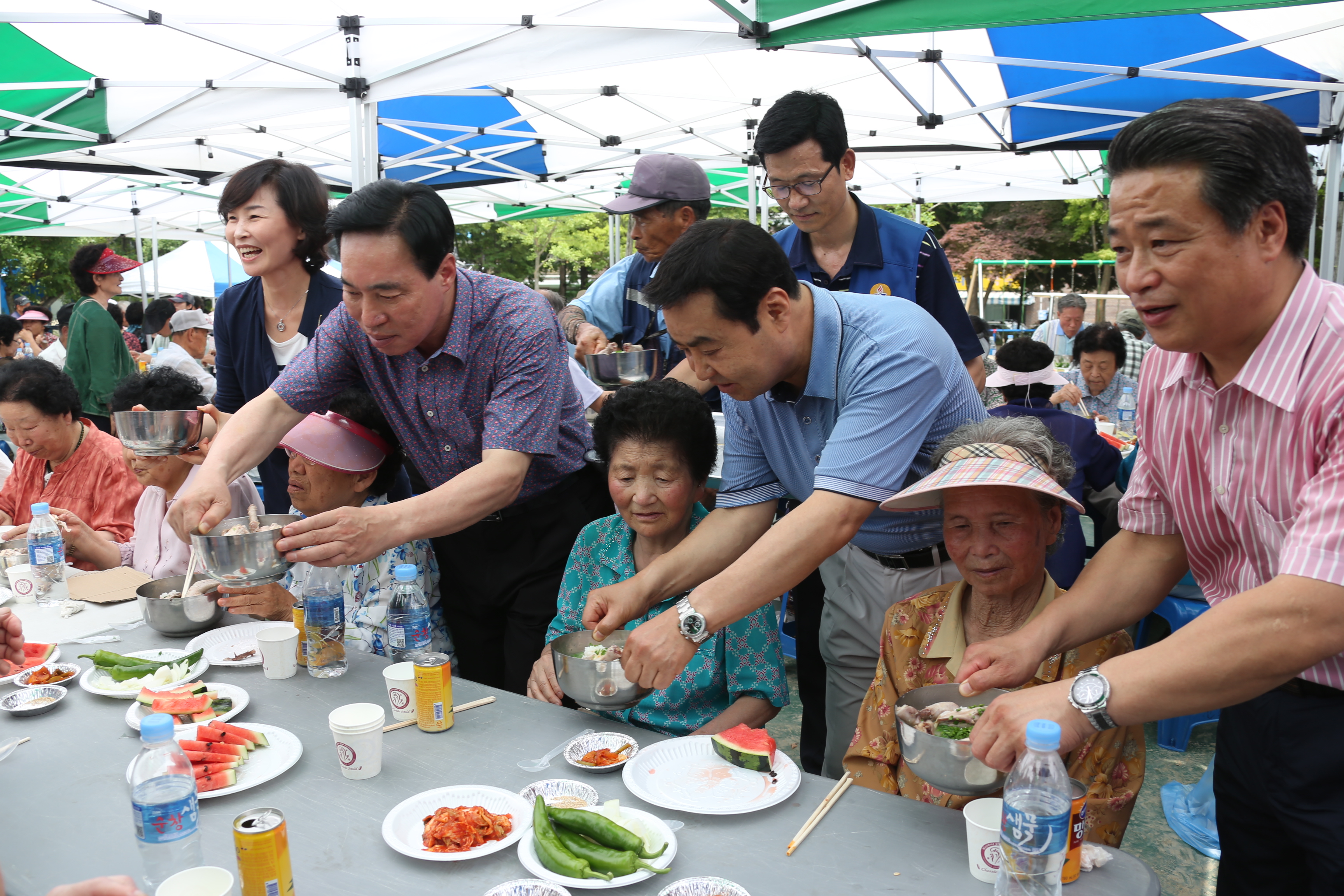 최진호 도의장 및 도의원, 삼계탕 배식봉사활동 2