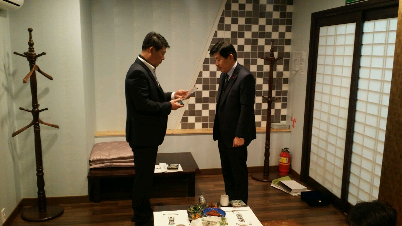 도의회 문화건설안전위, 퇴직 공무원 감사패 수여 훈훈 2