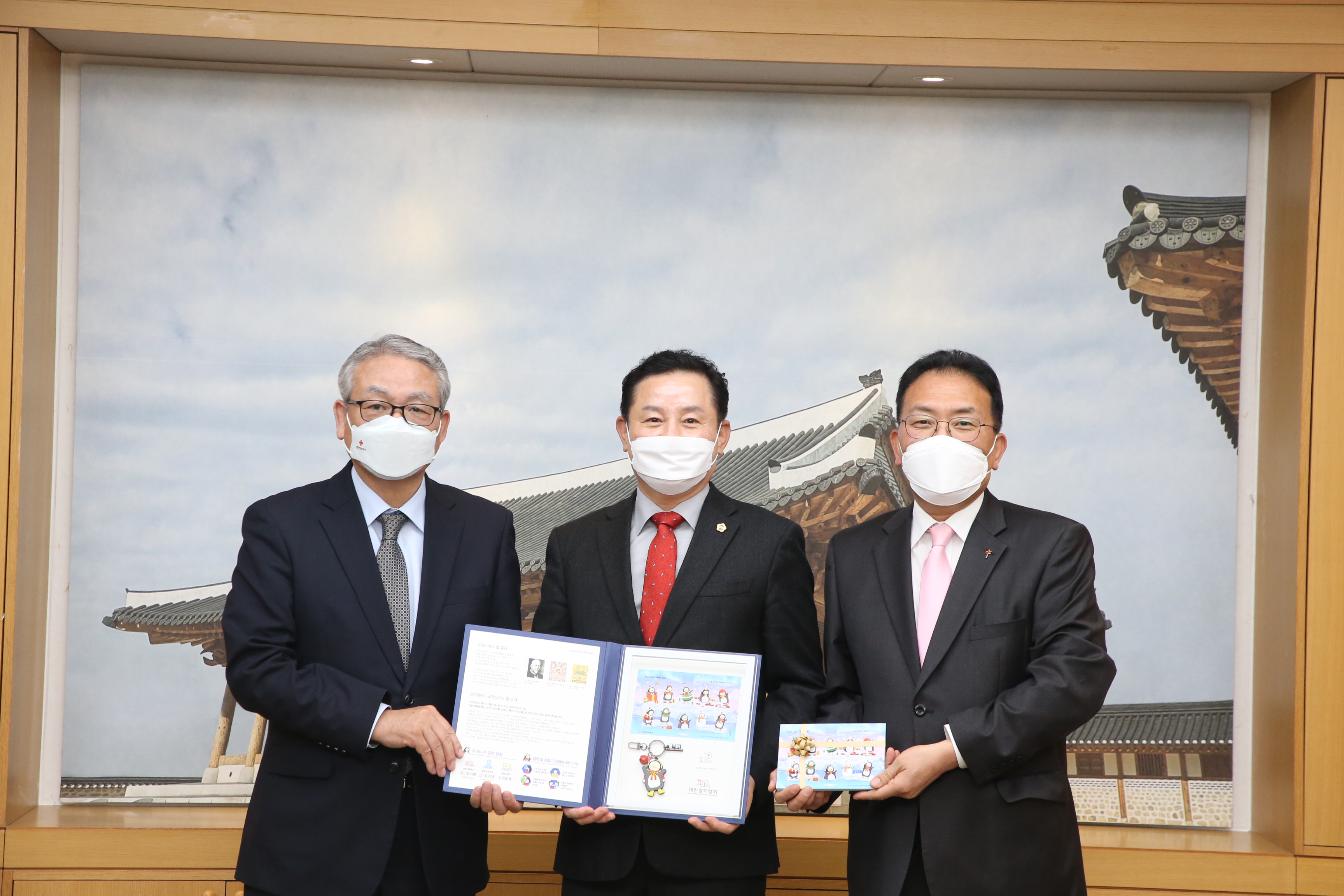 송지용 의장, 크리스마스 씰 증정 및 성금 전달 2