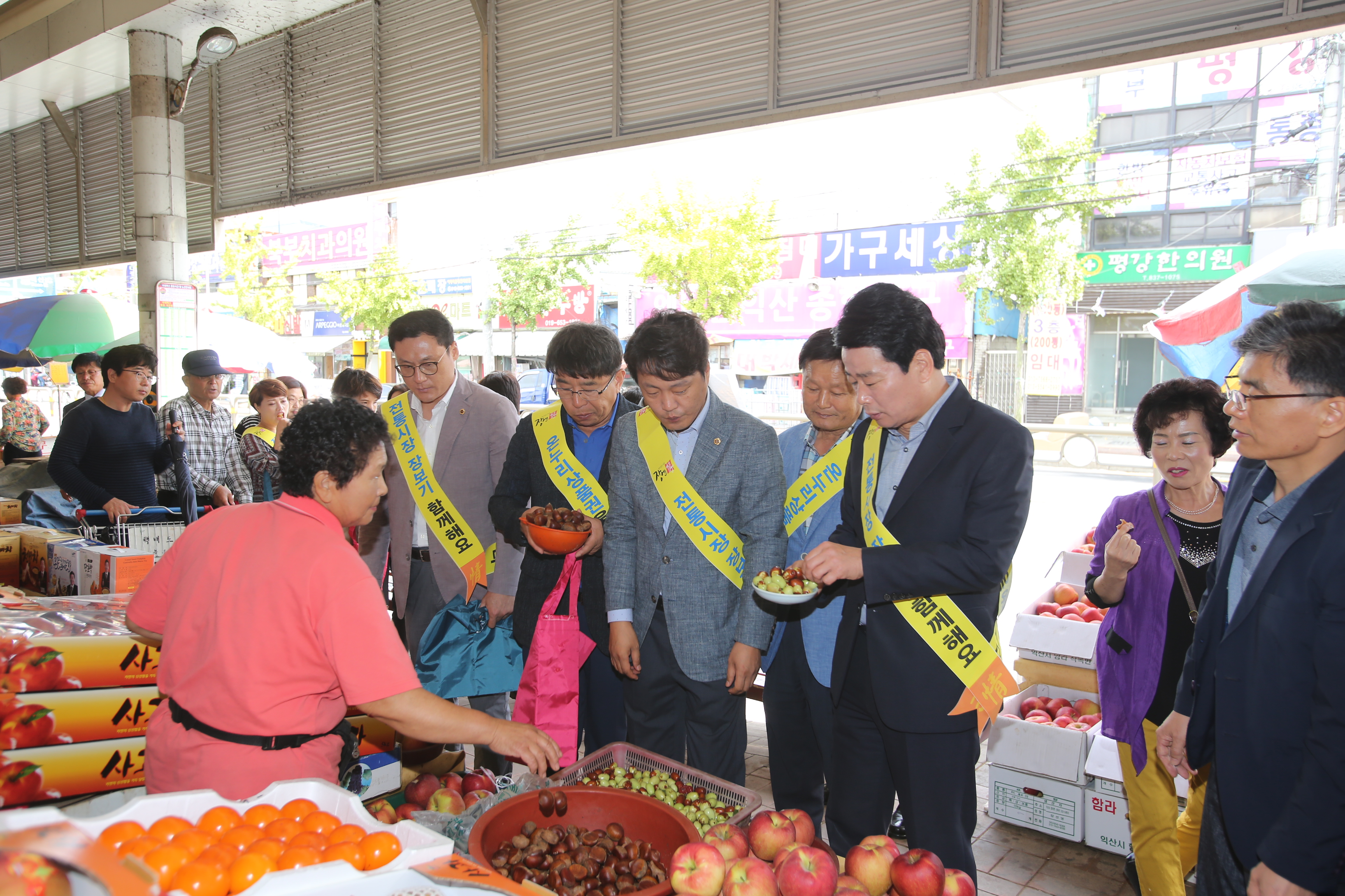 전북도의회, 전통시장 장보기 및 복지시설 위문 2