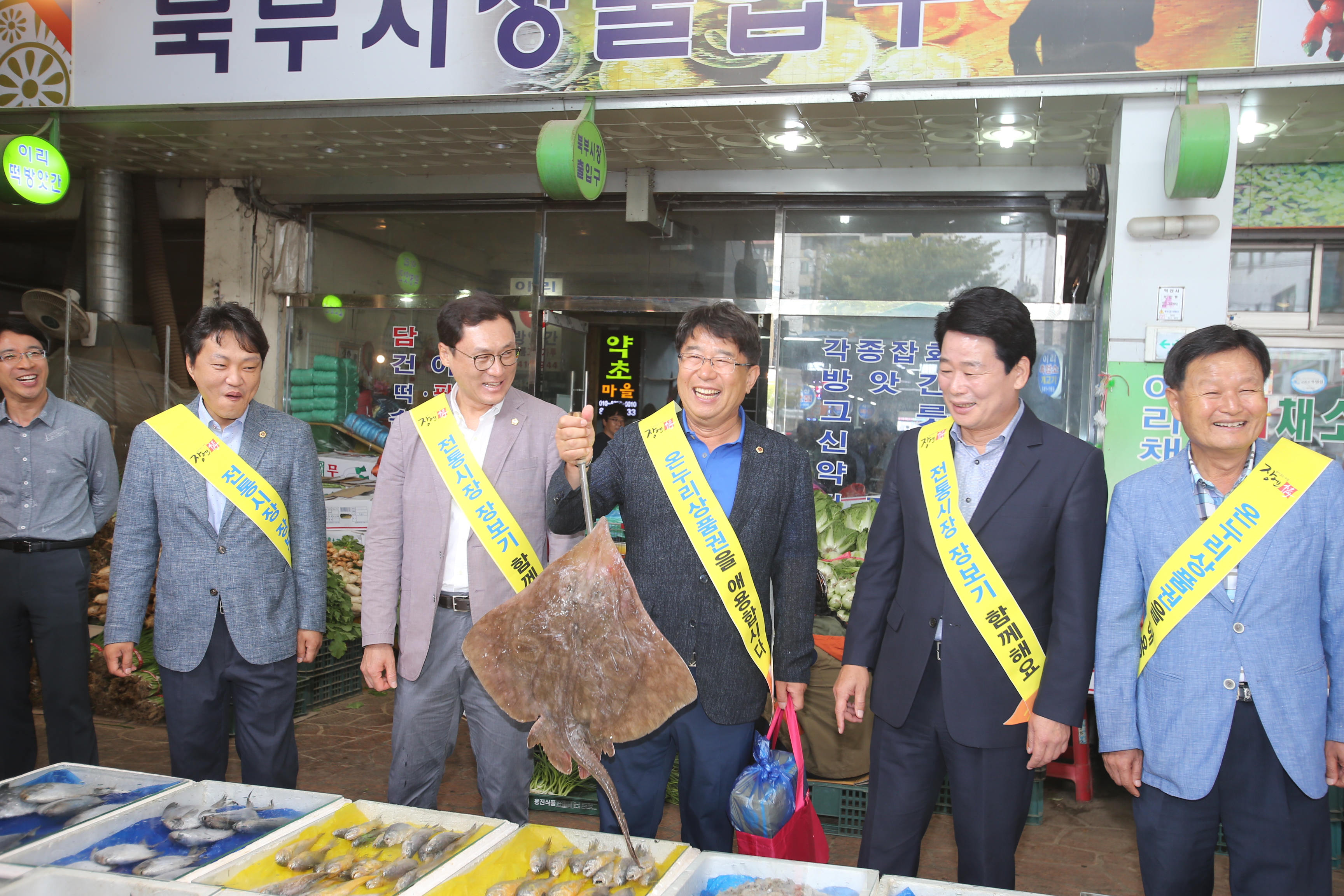 전북도의회, 전통시장 장보기 및 복지시설 위문 3