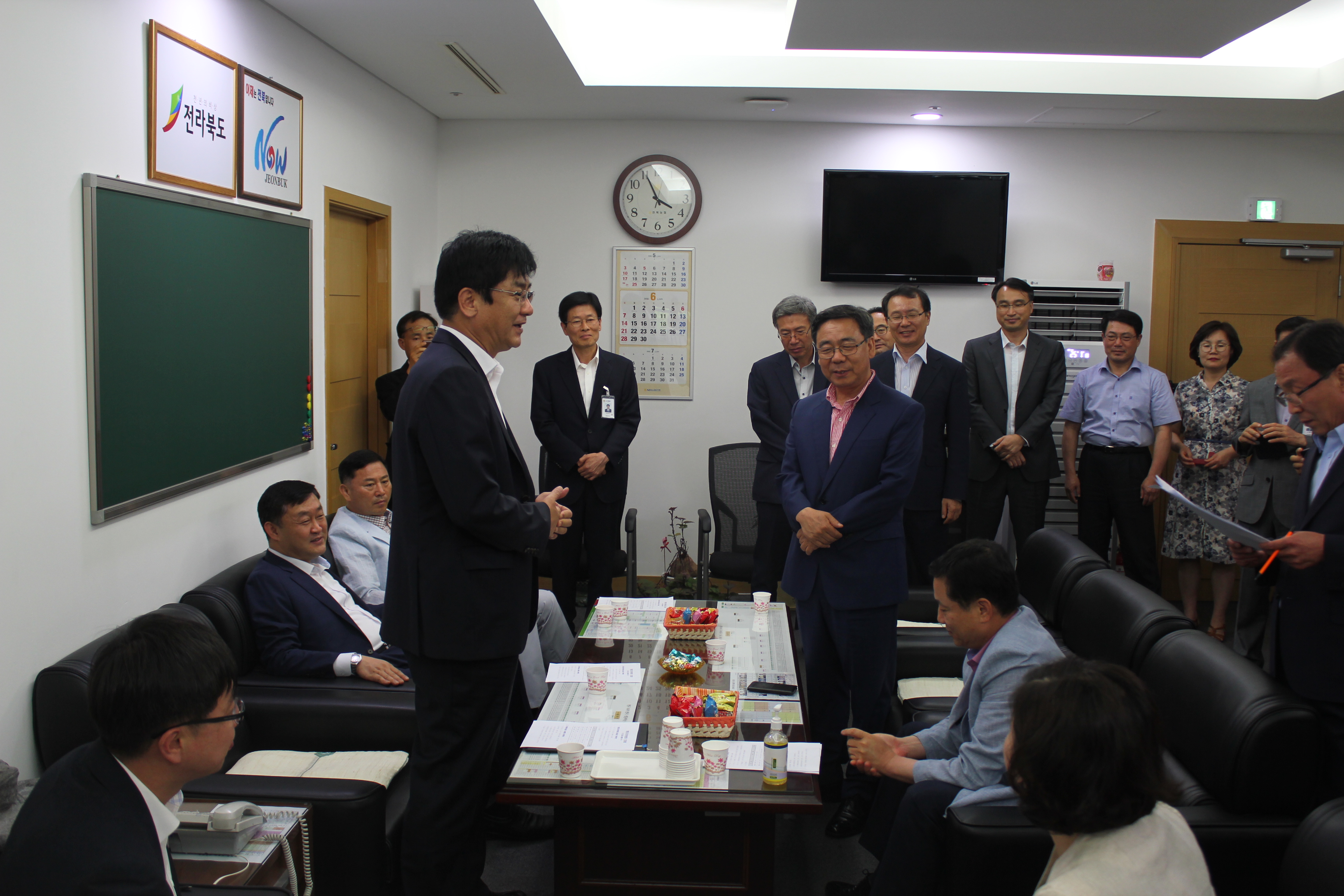 도의회 행정자치위, 퇴직 공무원 감사패 수여 훈훈 2