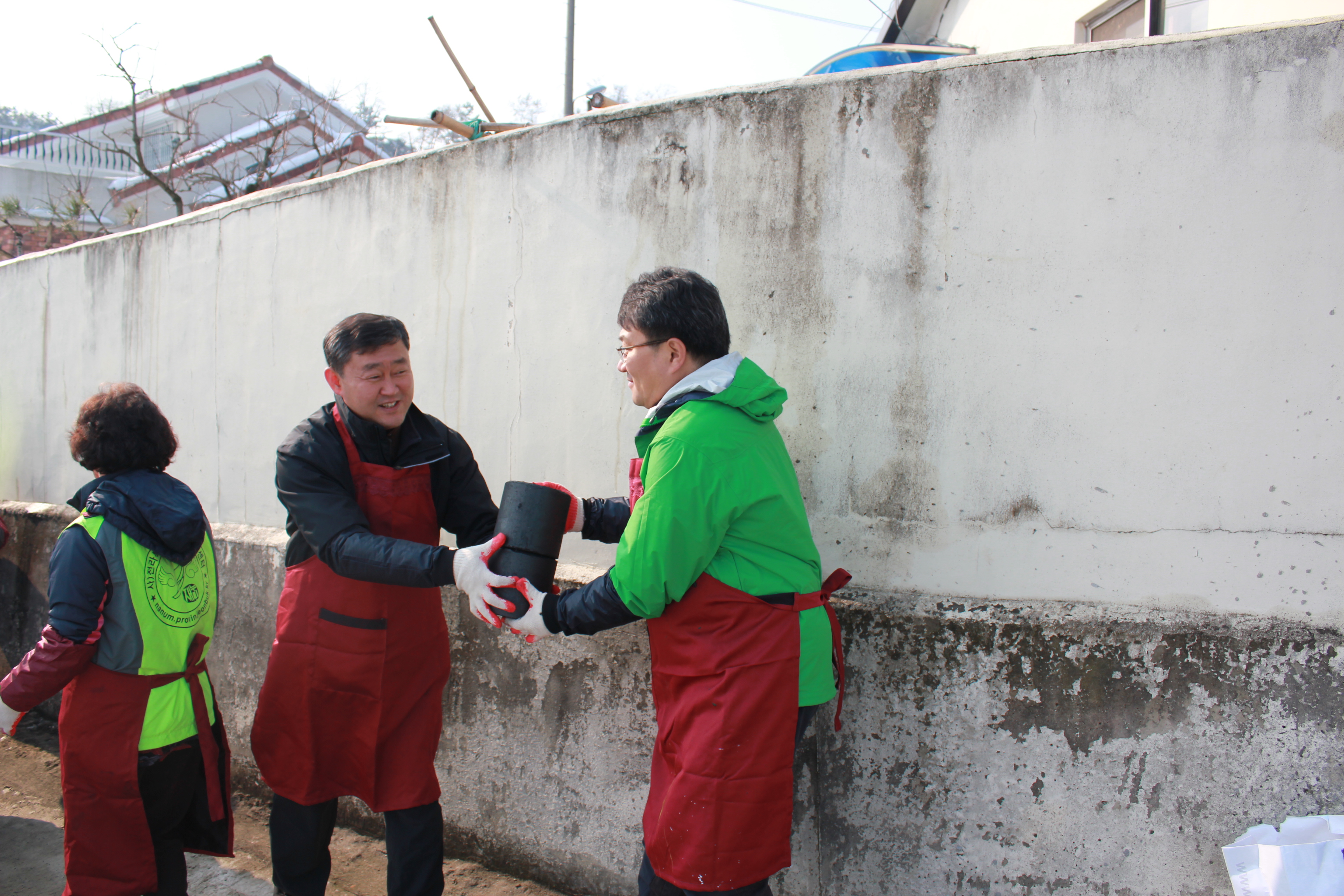 송성환 도의원, 사랑의 연탄 나누기 동참 2