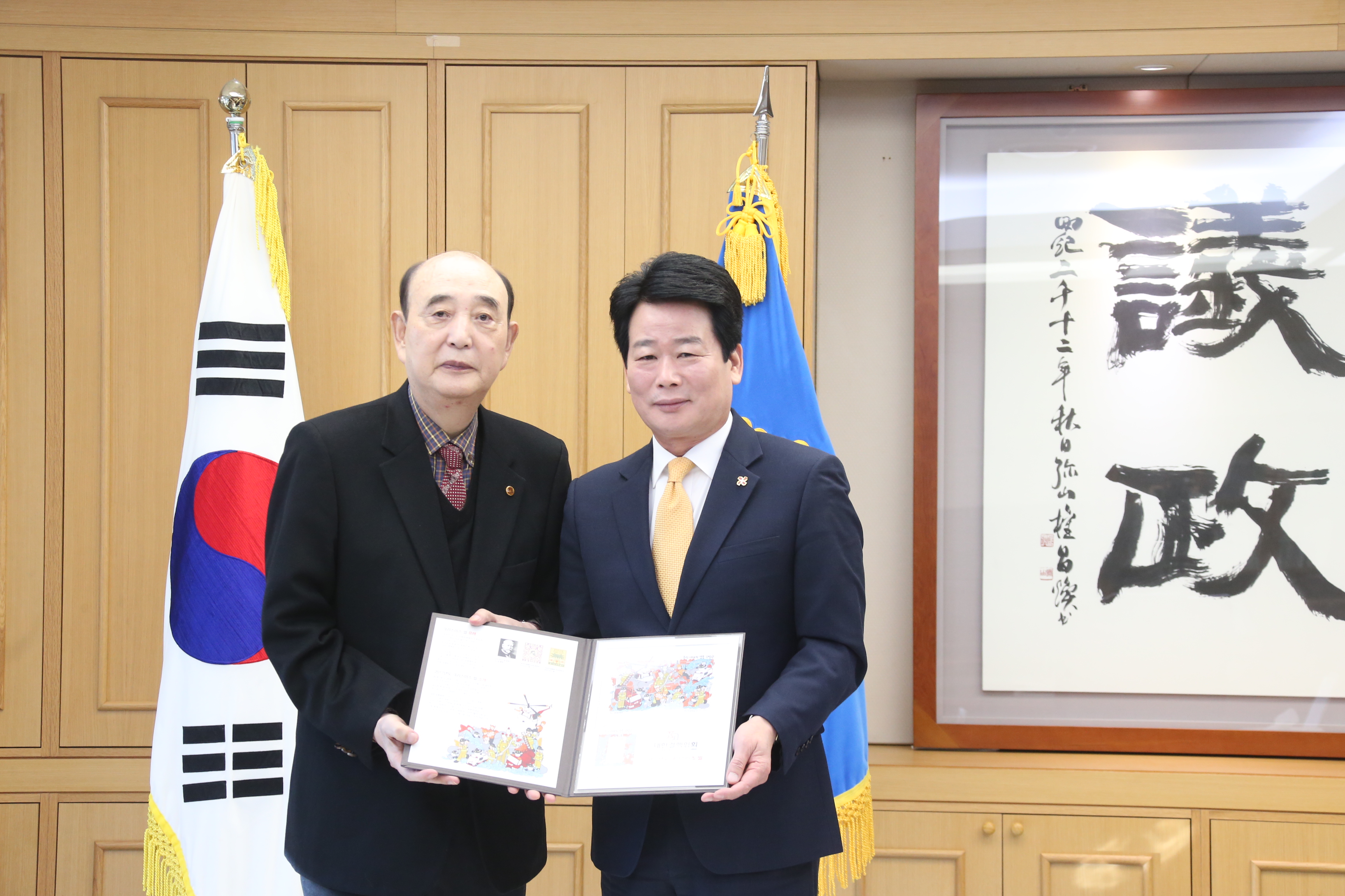 결핵협회, 황현 도의장에게 크리스마스 씰 증정 2