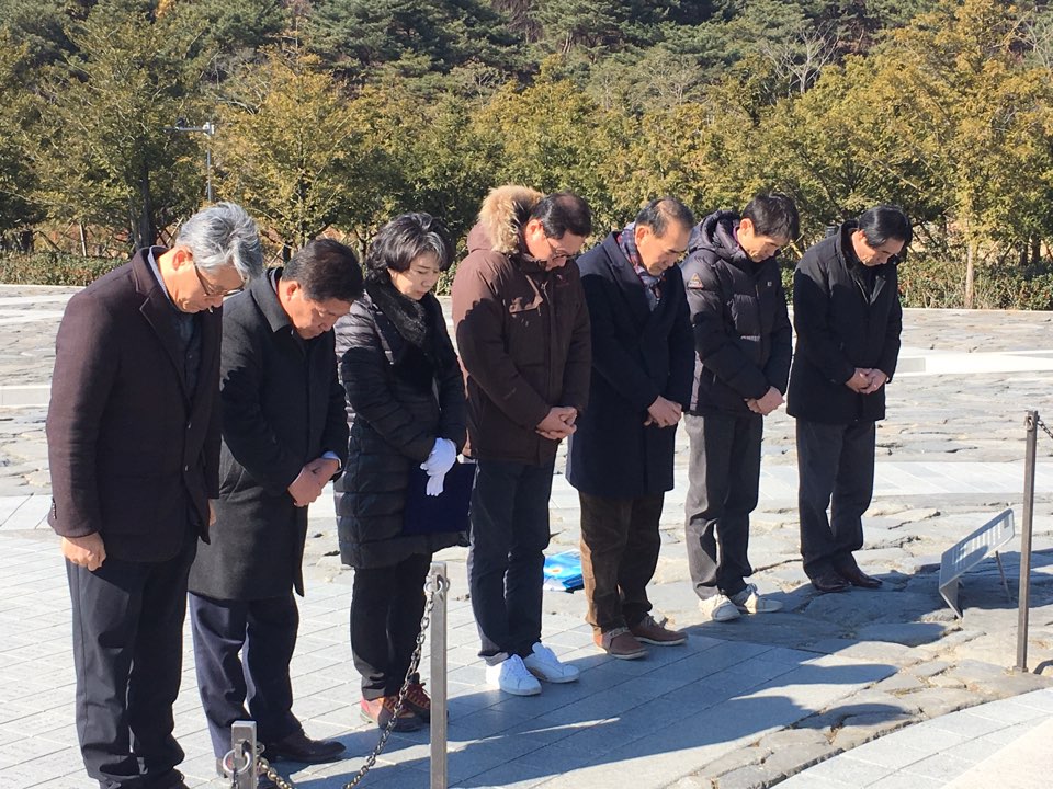 전라북도의회 박재만 원내대표 등 고 노무현 대통령 생가 방문 헌화·참배 2