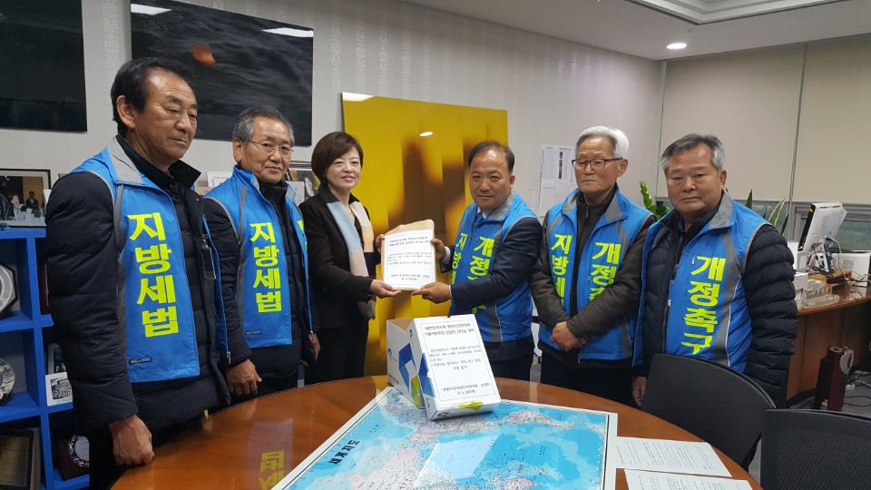 도의회 장명식 의원, 원자력발전소 지방세 고창에도 납부하도록 법률 개정 청원서 전달 2
