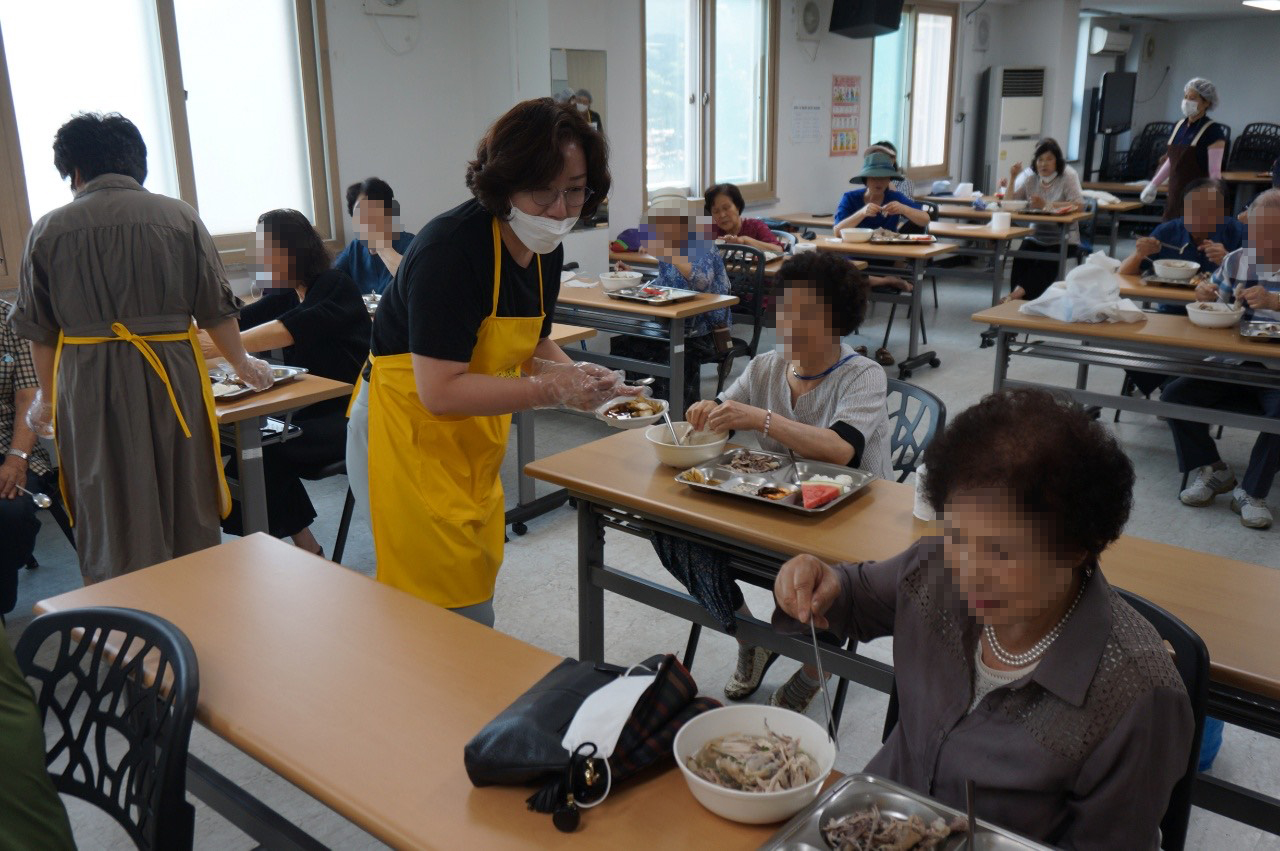 최영심 의원, 어르신 위한 삼계탕 나눔 봉사활동 참여 2