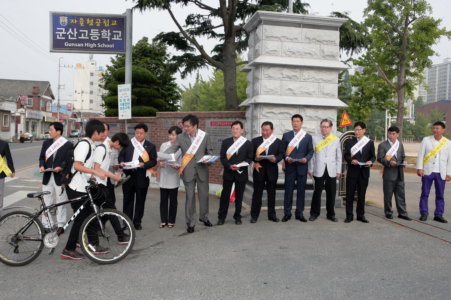 도의회 학교폭력예방 특위 군산에서 캠페인 전개 첨부이미지 : 학교폭력예방캠페인(3).JPG