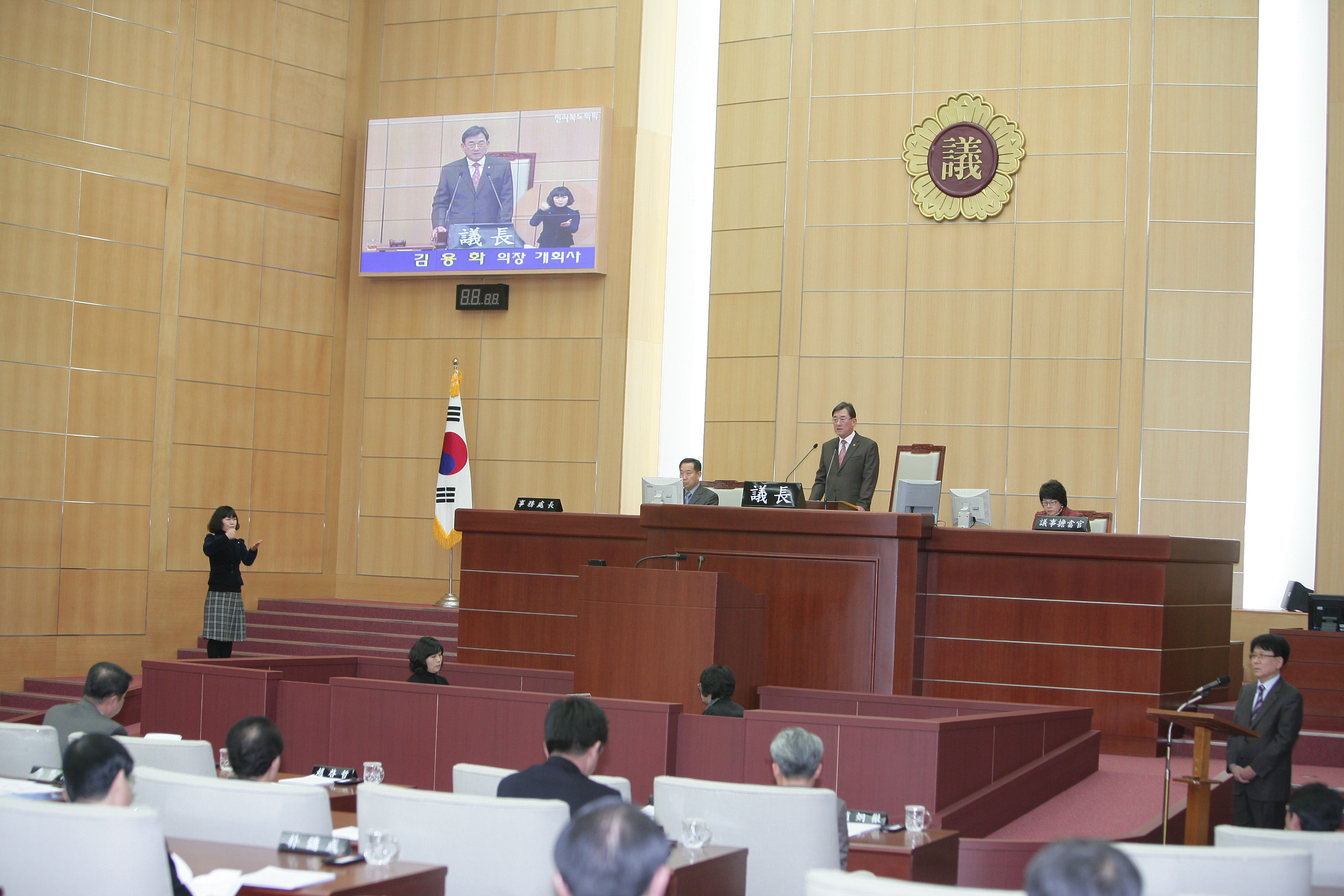 전라북도의회 청각 장애인과의 소통 첨부이미지 : 도의회본회의수화통역(1).JPG