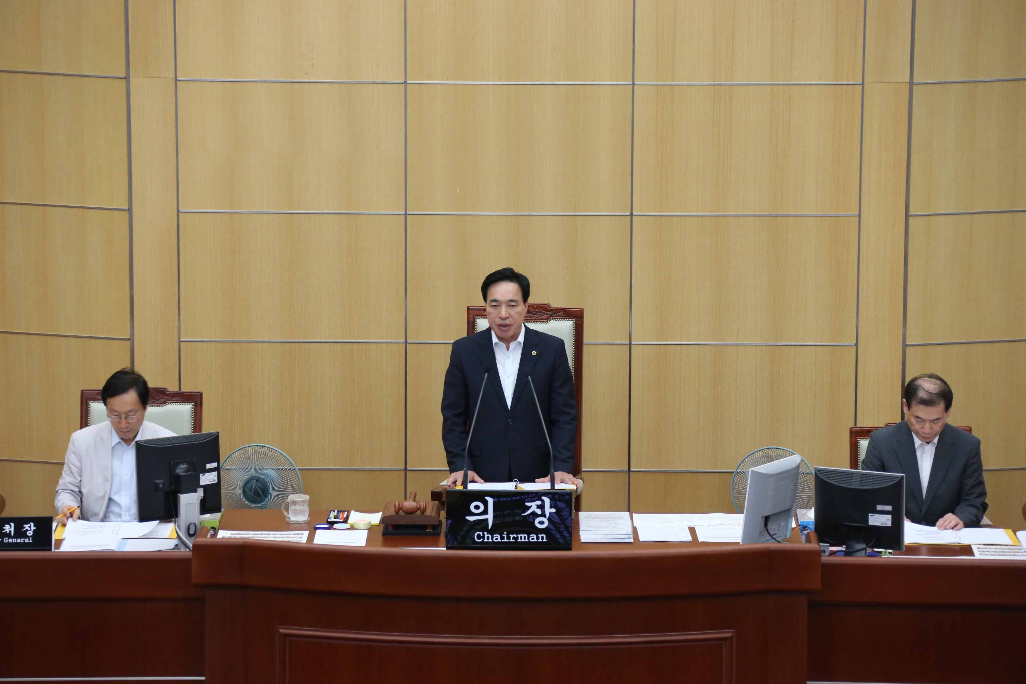 최진호 도의장 ‘노 타이’차림으로 본회의 진행 2