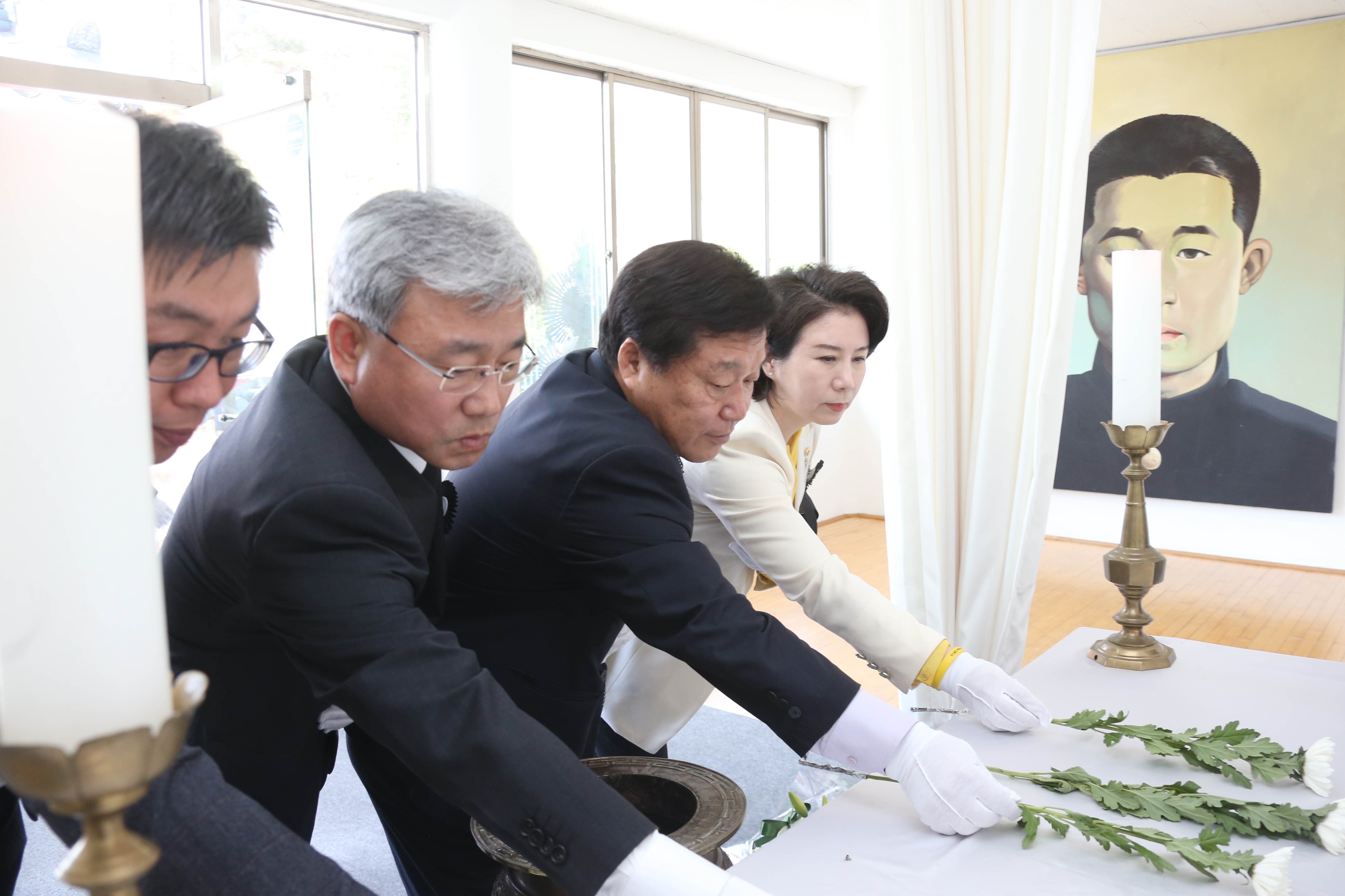 양용모 도의장, 고 김주열 열사 묘역 참배 2