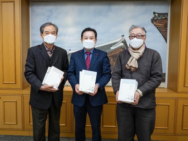 송지용 의장, 가람선생전집 기증받아 2