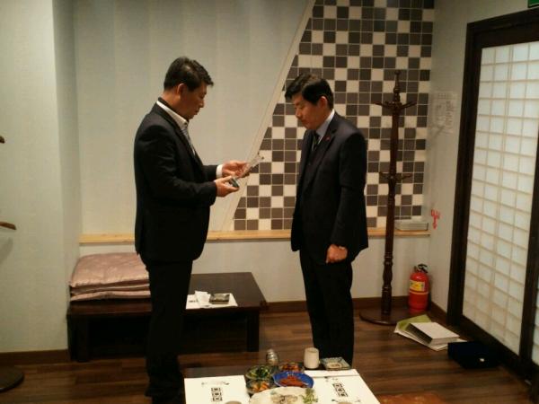 도의회 문화건설안전위, 퇴직 공무원 감사패 수여 훈훈 2