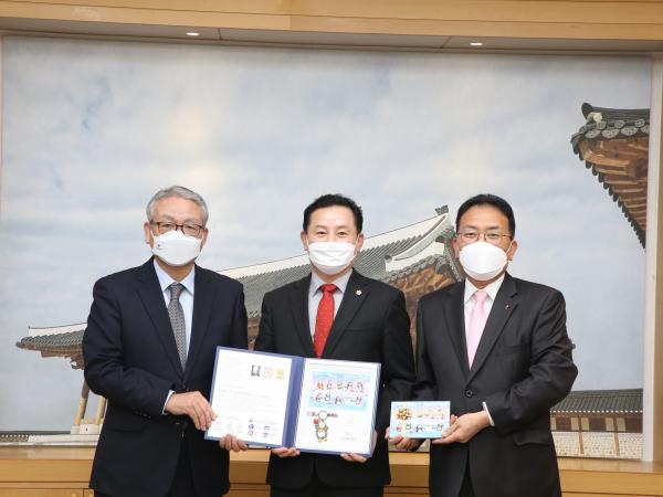 송지용 의장, 크리스마스 씰 증정 및 성금 전달 2