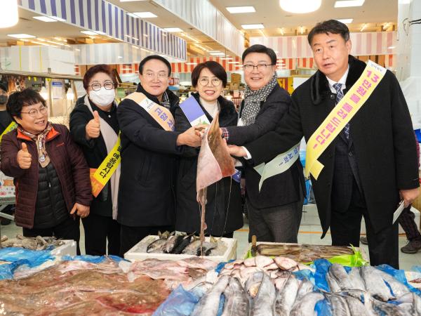 전라북도의회 설 명절 앞두고 전통시장에서 장보기 및 이용하기 캠페인 2