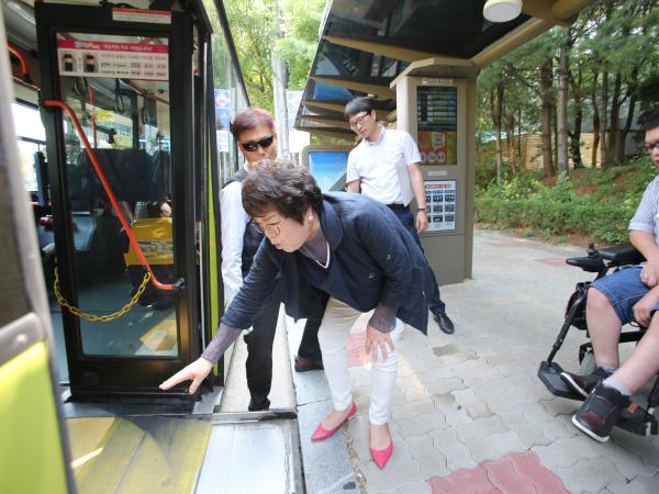최은희 도의원, 저상버스정류장 실태점검 나서 3