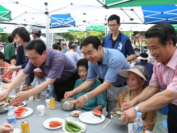 최진호 도의장 및 도의원, 삼계탕 배식봉사활동 3