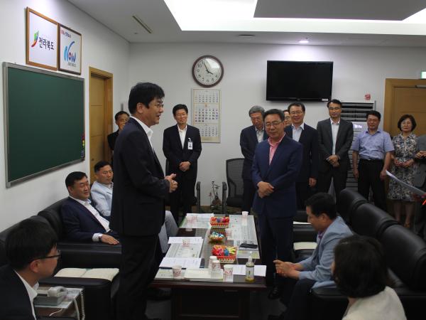 도의회 행정자치위, 퇴직 공무원 감사패 수여 훈훈 2