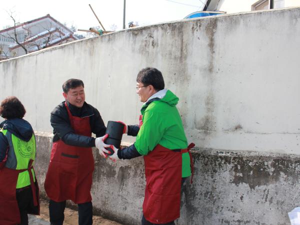 송성환 도의원, 사랑의 연탄 나누기 동참 2