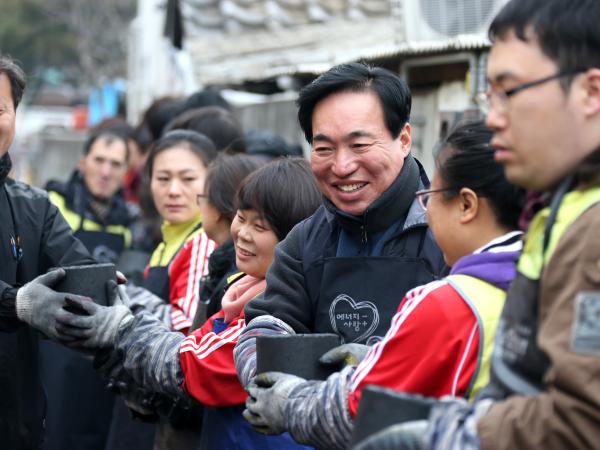 최진호 도의장, ‘설 맞이 연탄배달’ 3