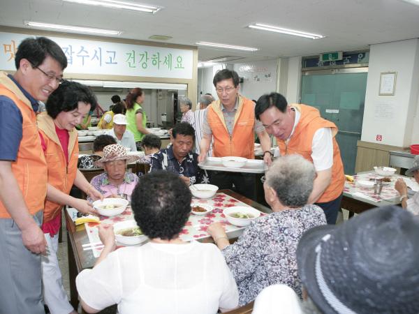 도의회 의장단, 시원한 냉면 배식 봉사 첨부이미지 : 도의장단배식봉사1.JPG