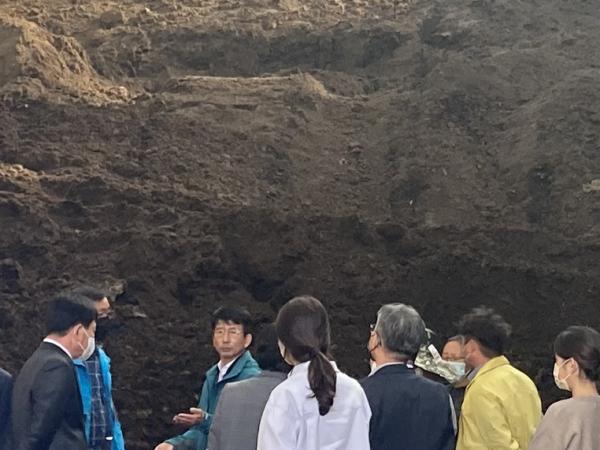 권요안 의원, 완주 비봉 악취배출 밀집지역 합동점검 2