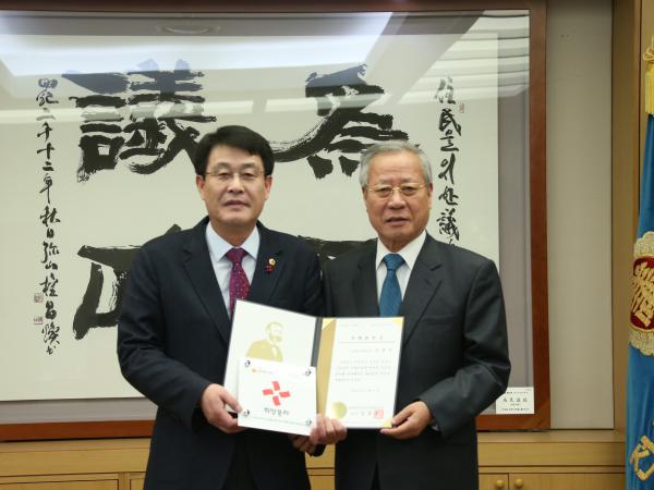 김광수 도의장, 적십자 특별회비 전달 3