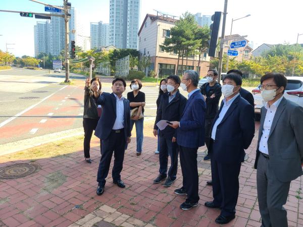 윤수봉 의원, 혁신도시 공동주택 빛 반사 피해대책 촉구 2