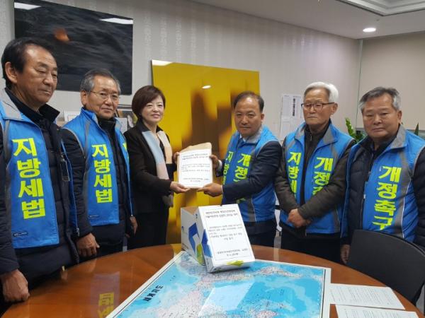 도의회 장명식 의원, 원자력발전소 지방세 고창에도 납부하도록 법률 개정 청원서 전달 2