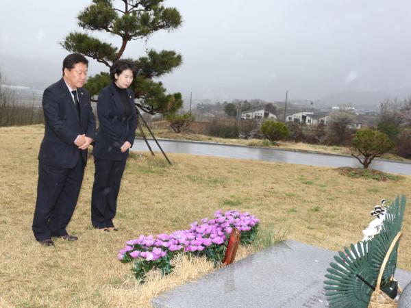 양용모 도의장, 고 이경해 열사 묘역 참배 2
