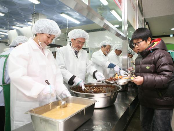 도의회, 중학교 무상급식 시행 첫날 배식 활동 첨부이미지 : 도의회중학교무료급식.JPG