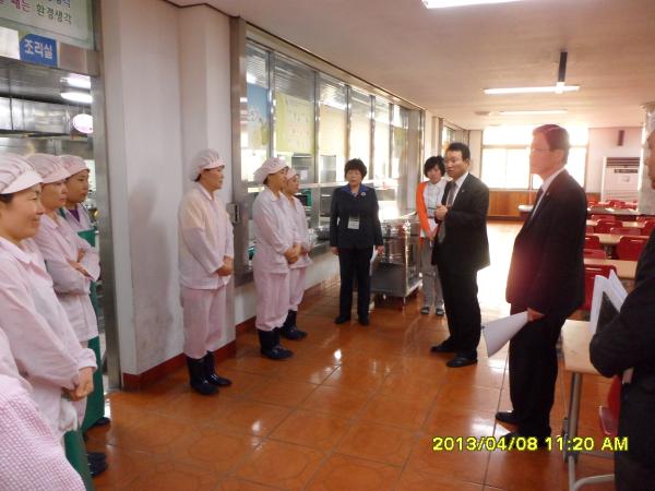 도의회 교육위원회, 전주 시내 식중독 발생 학교 현장 방문 2