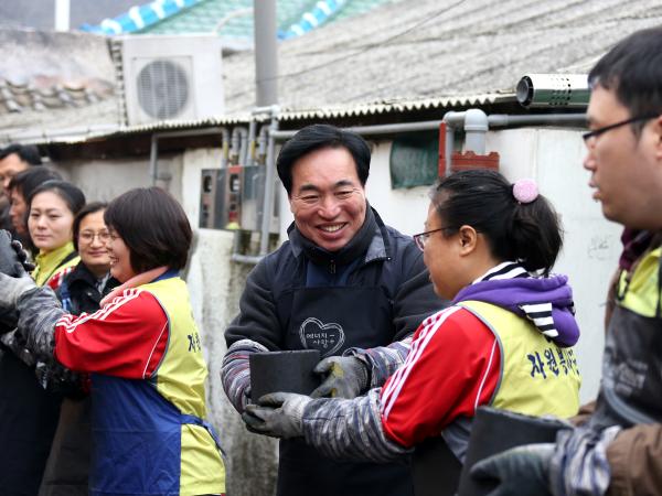 최진호 도의장, ‘설 맞이 연탄배달’ 2