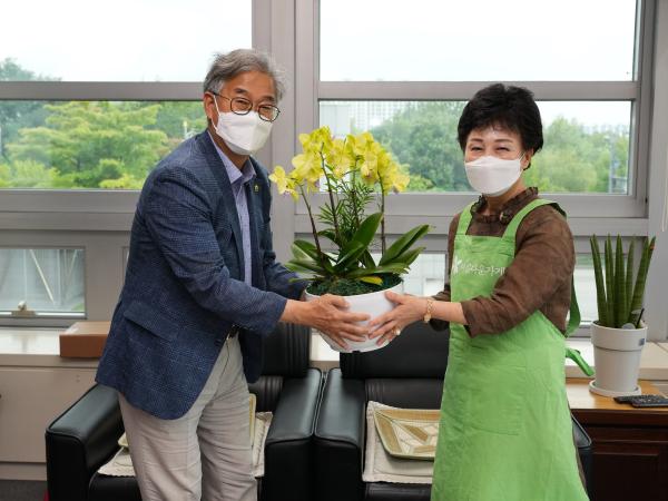 나인권 농산경위원장, 축하화분 아름다운 가게 기증 2