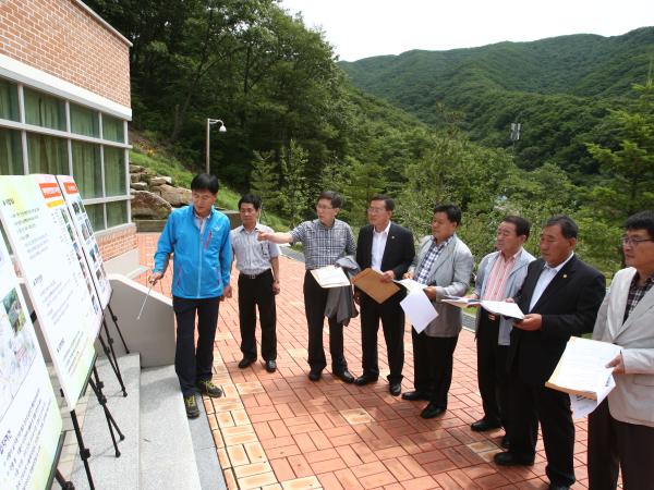 도의회 환경복지위원회 현지의정활동 전개 첨부이미지 : 진안백운데미샘휴양림조성현장2.JPG