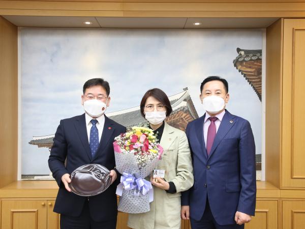 국주영은 의원, 제주명예도민증 받아 3