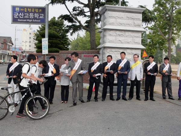 도의회 학교폭력예방 특위 군산에서 캠페인 전개 첨부이미지 : 학교폭력예방캠페인(3).JPG