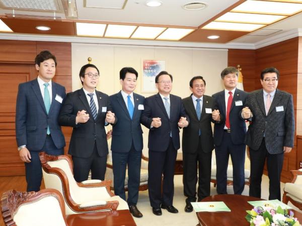 황현 도의장,‘지방분권형 개헌 및 지방의회 발전방안’건의 2